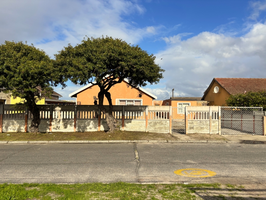 5 Bedroom Property for Sale in Lotus River Western Cape